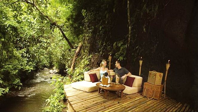 Khách sạn Ubud Hanging Gardens nằm tại khu rừng bảo tồn nhiệt đới của thị trấn Ubud, Indonesia. Nơi đây được thiết kế thoáng đãng, hòa hợp với thiên nhiên và đạt tiêu chuẩn 5 sao.
